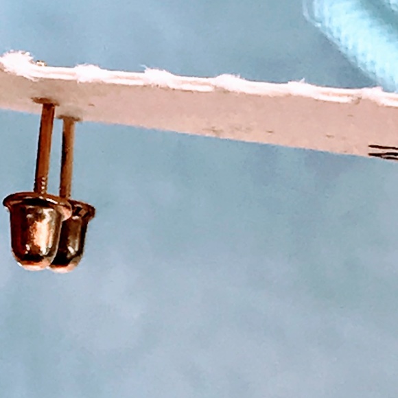 14k gold cz heartshape screw back stud  earrings - Picture 2 of 2